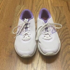 Girl’s new balance sneakers